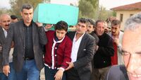 Tabutunu 14 yaşındaki oğlu sırtladı!