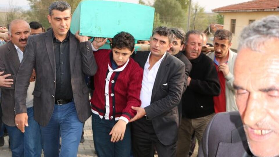 Tabutunu 14 yaşındaki oğlu sırtladı!