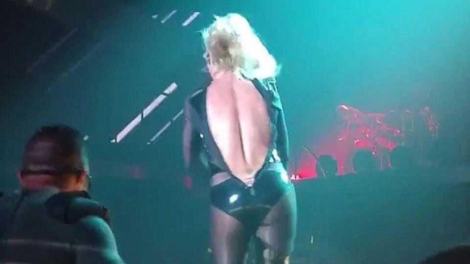 Kostümünün fermuarı patladı