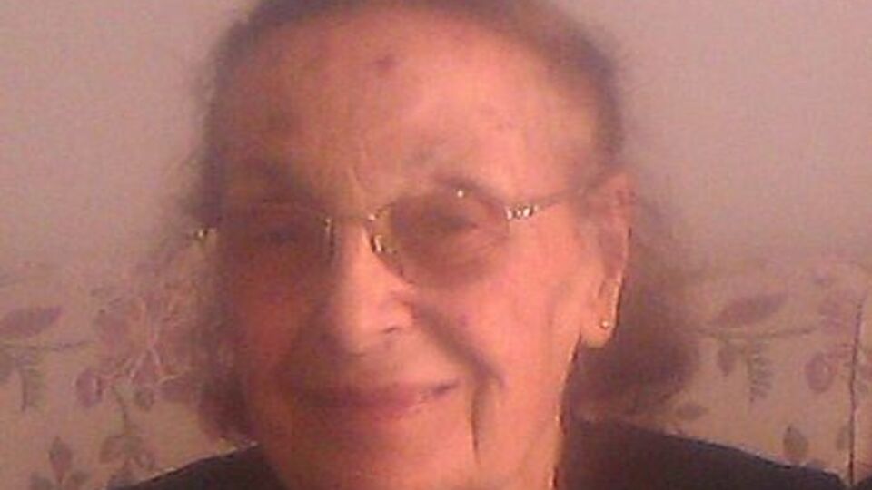 Yaşlı kadın evinin önünde bıçaklanarak öldürüldü