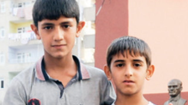 Bayrağı göndere çeken çocuklara burs