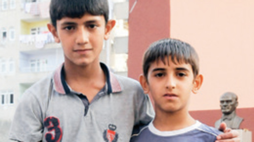 Bayrağı göndere çeken çocuklara burs