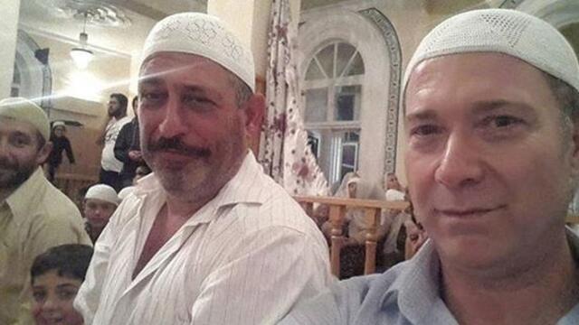 Cem Yılmaz takke taktı