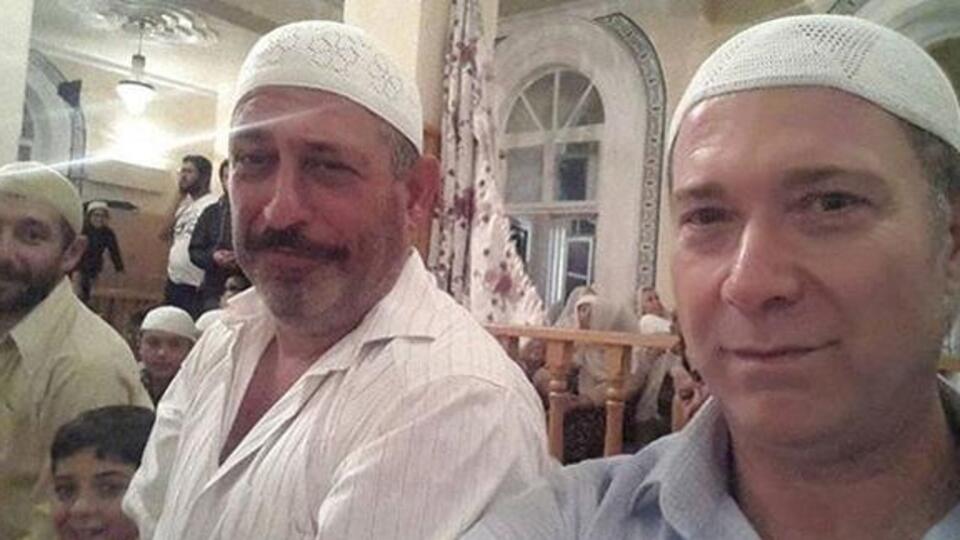 Cem Yılmaz takke taktı