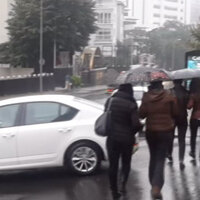 İstanbullular güne yağmurla uyandı