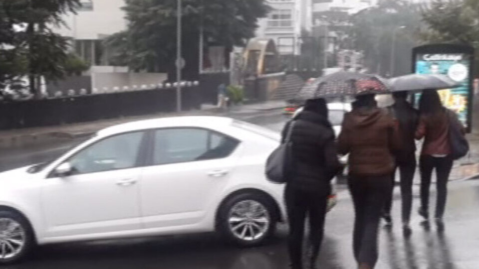 İstanbullular güne yağmurla uyandı