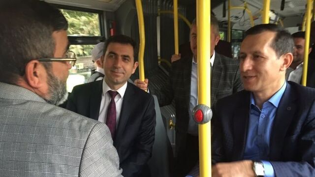 Eski bakan belediye otobüsünde!