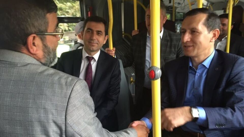 Eski bakan belediye otobüsünde!