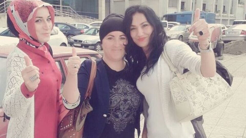 Aldatılan 3 kadından zafer pozu!