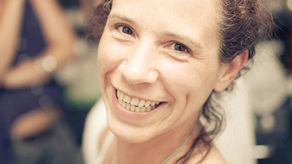 O kadın kendi idrarını içiyor...