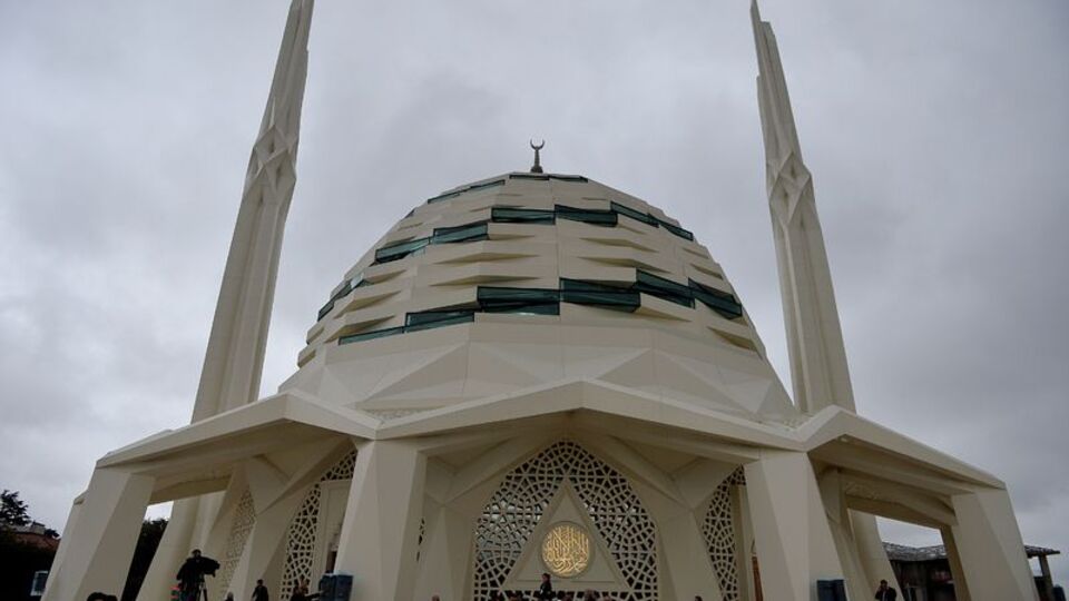 Merakla beklenen cami açıldı