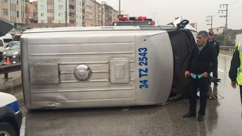 İçi para dolu banka aracı otoyola devrildi!