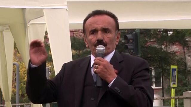 Boş meydanda tek kişilik miting