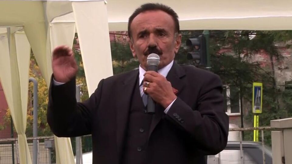 Boş meydanda tek kişilik miting
