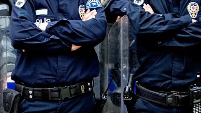 Otomobilinde arama yapan polisi kaçırdı!