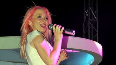 Demet Akalın'ı geçti!