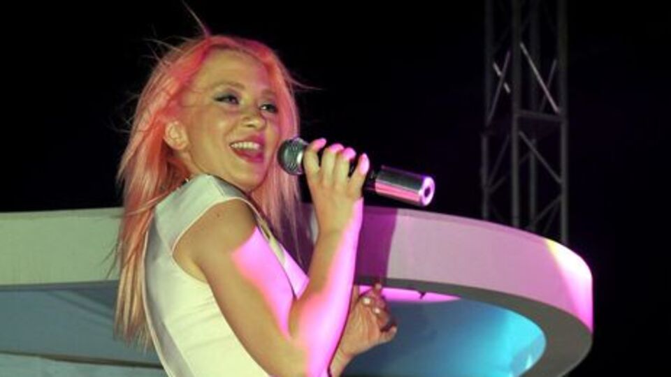 Demet Akalın'ı geçti!