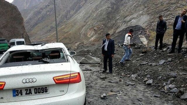 Seyir halindeki aracın üzerine düştü