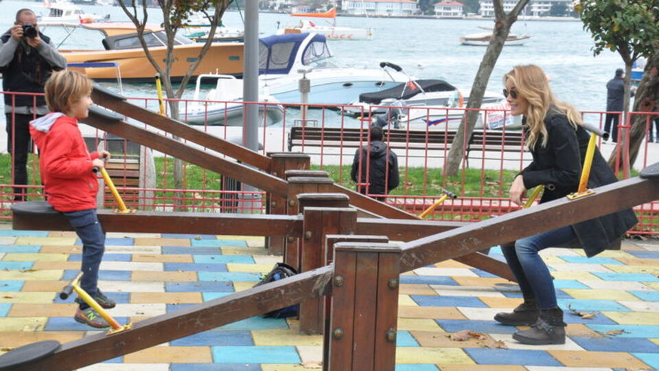 Anne-oğulun tahterevalli keyfi