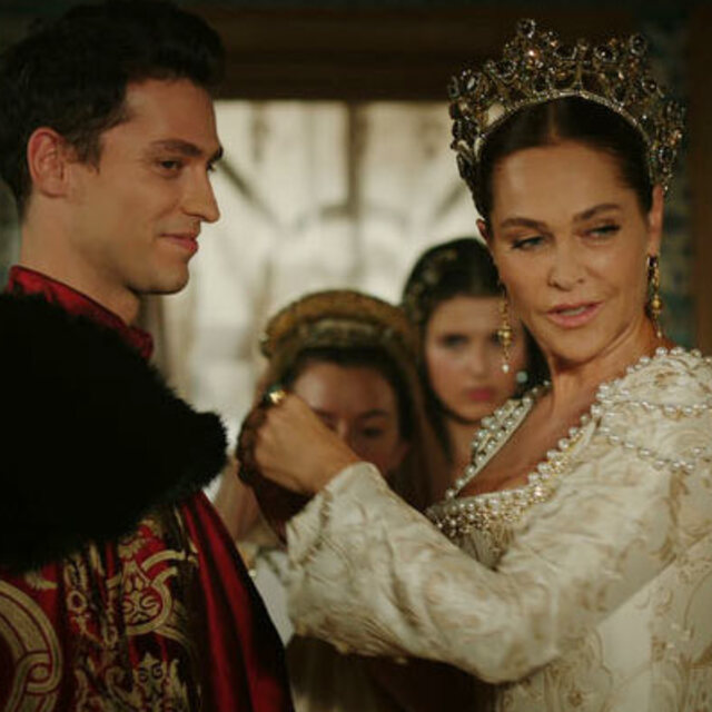 Hülya Avşar 'Kösem Sultan'da olay çıkardı