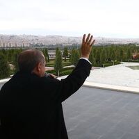 Cumhurbaşkanlığı Külliyesi'nin balkonundan selamladı