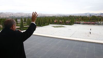 Cumhurbaşkanlığı Külliyesi'nin balkonundan selamladı