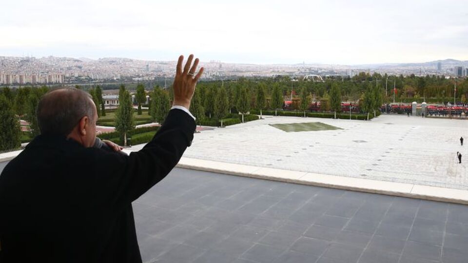 Cumhurbaşkanlığı Külliyesi'nin balkonundan selamladı