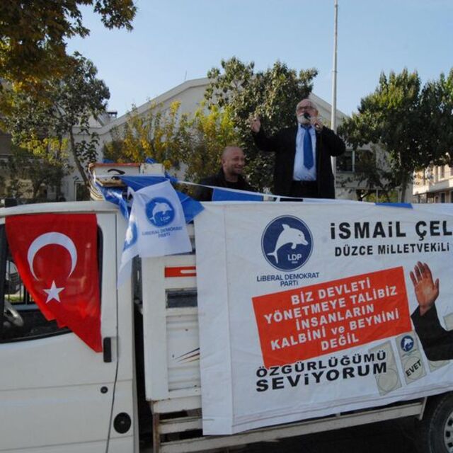 Son mitingini üç kişiyle yaptı