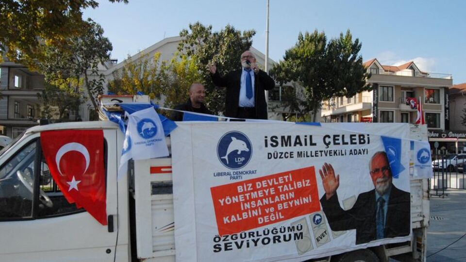 Son mitingini üç kişiyle yaptı