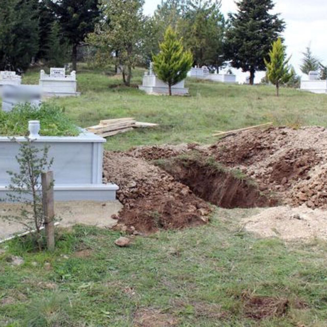 Mezarda dua eden kadına aşkını ilan etti, sonrası korkunç!