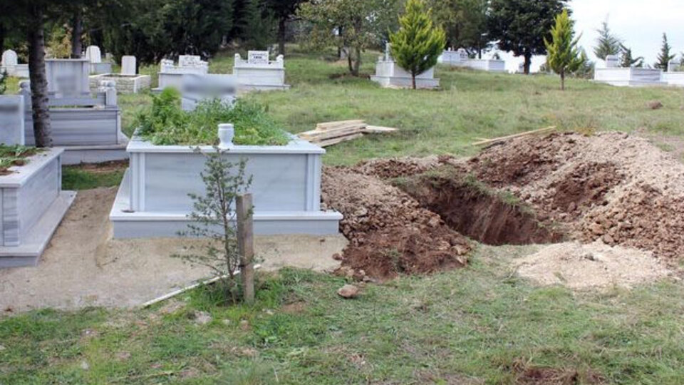 Mezarda dua eden kadına aşkını ilan etti, sonrası korkunç!