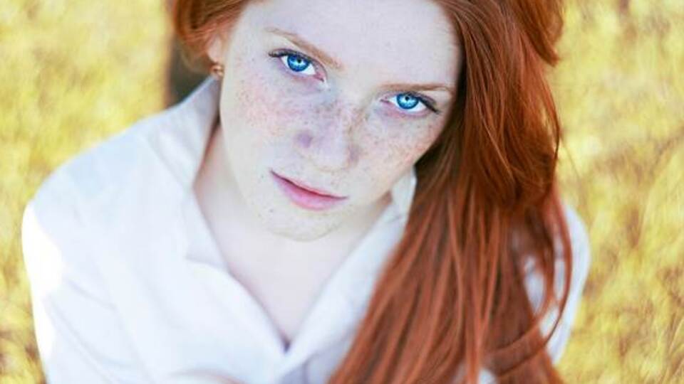 Açık tenli, renkli gözlü ve çilli iseniz...