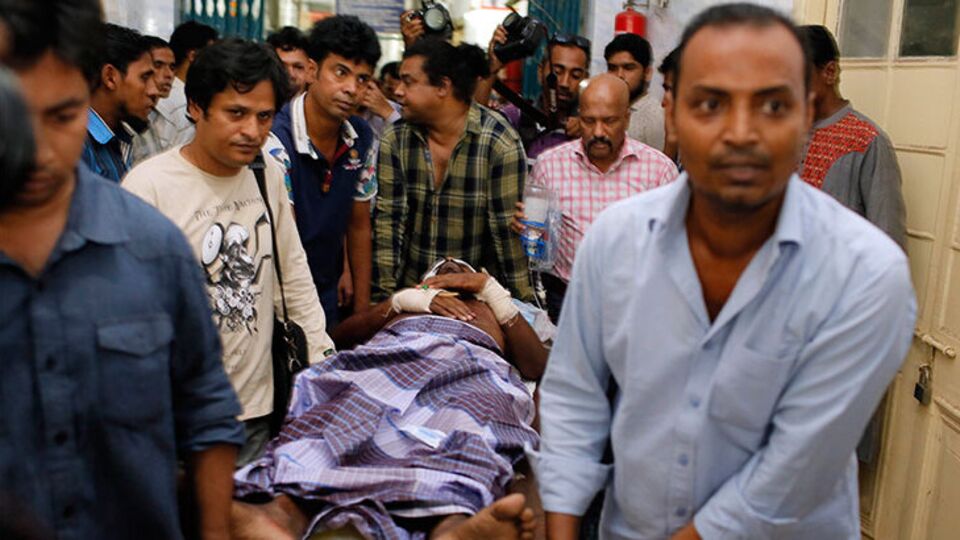Bangladeş'te iki yayınevine silahlı saldırı!