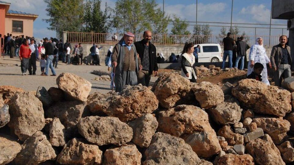 Hendekleri aşarak oy kullanmaya gittiler!