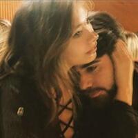 Ünlü çiftten mutluluk pozu