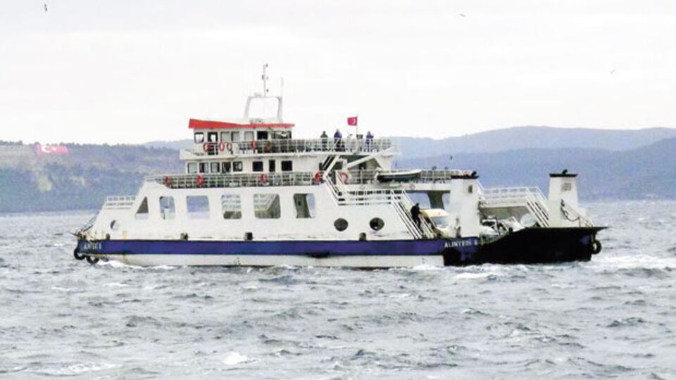Deniz ulaşımını fırtına engelledi
