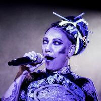 Sahneye cadı kostümüyle çıktı