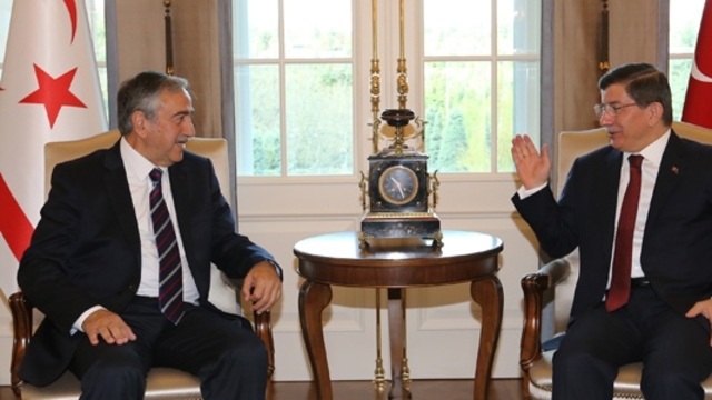 Cumhurbaşkanı Akıncı, Başbakan Davutoğlu'nu tebrik etti