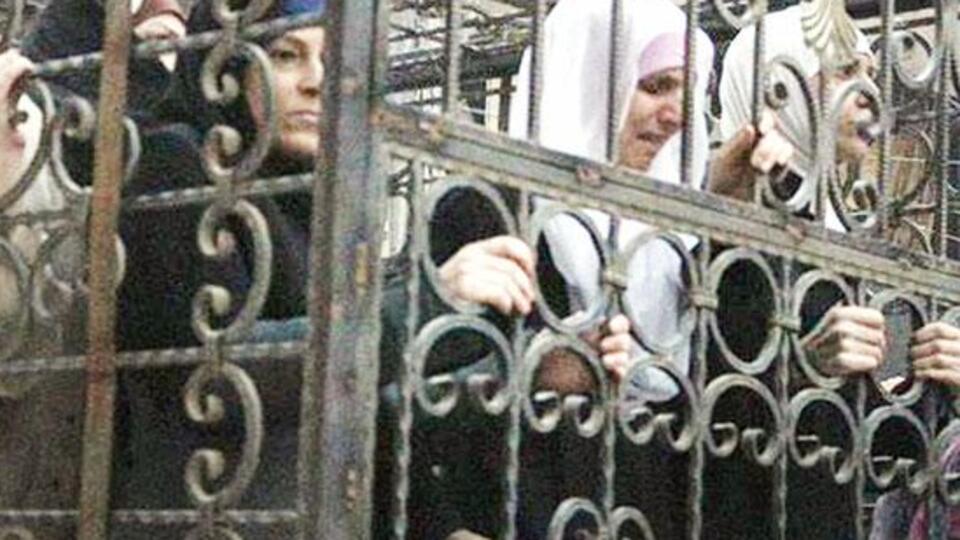 Alevileri kafese koyup 'canlı kalkan' yaptılar