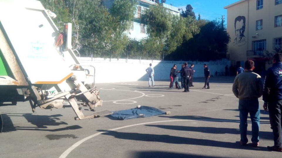 Kızına son kez el salladı, kamyonun altında kaldı