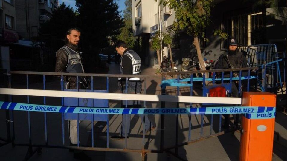 İzmir'deki 'Paralel Yapı' operasyonunda merkez valisi teslim oldu