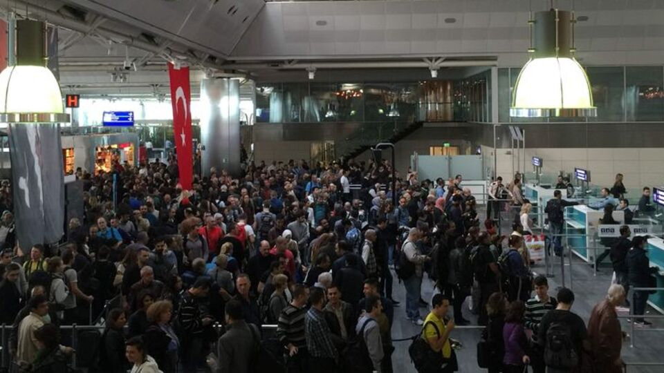 Atatürk Havalimanı'nda pasaport kuyruğu