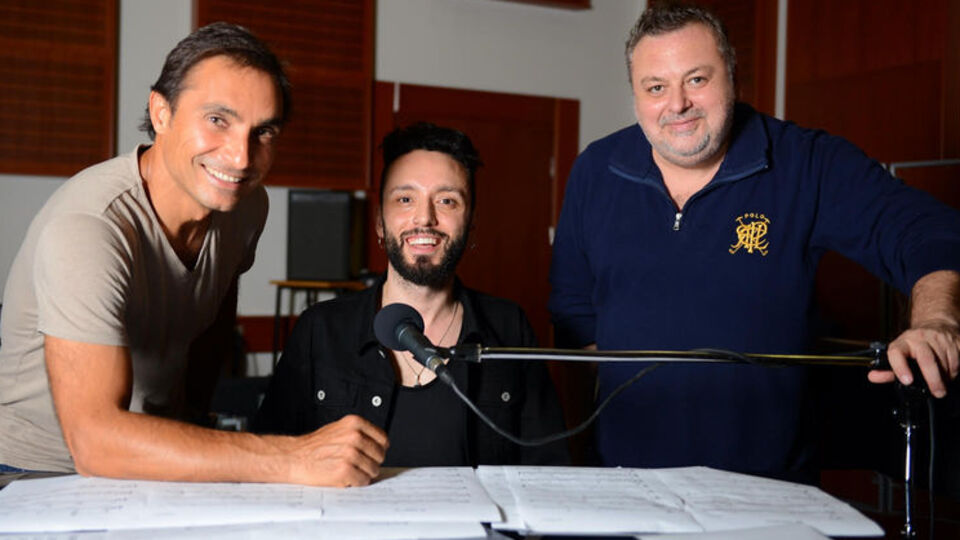 'Sarışınım'ı aşkına yazmış