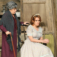 Yeni ev sahipleriyle seyirciyi selamlıyor