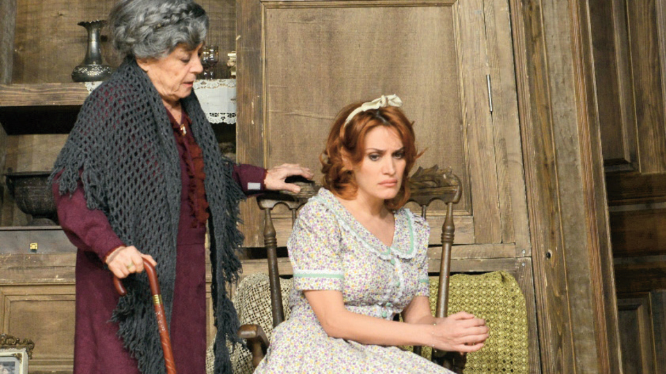 Yeni ev sahipleriyle seyirciyi selamlıyor