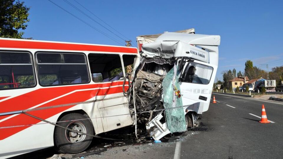 Kayseri'de kaza: TIR, yolcu otobüsüne çarptı!