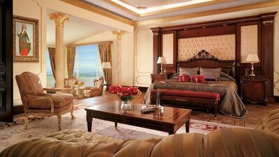 Kraldan önce eşyaları Antalya'da! 16 kamyon 65 Mercedes'le taşındı