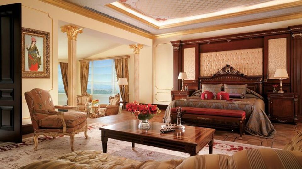 Kraldan önce eşyaları Antalya'da! 16 kamyon 65 Mercedes'le taşındı