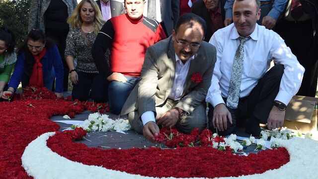 50 bin karanfille Türk Bayrağı