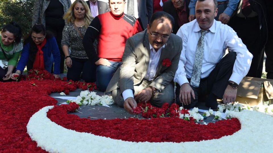 50 bin karanfille Türk Bayrağı